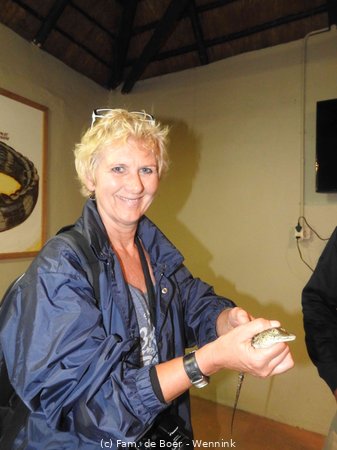 191110_160520-04 Moniek met jonge krokodil.JPG